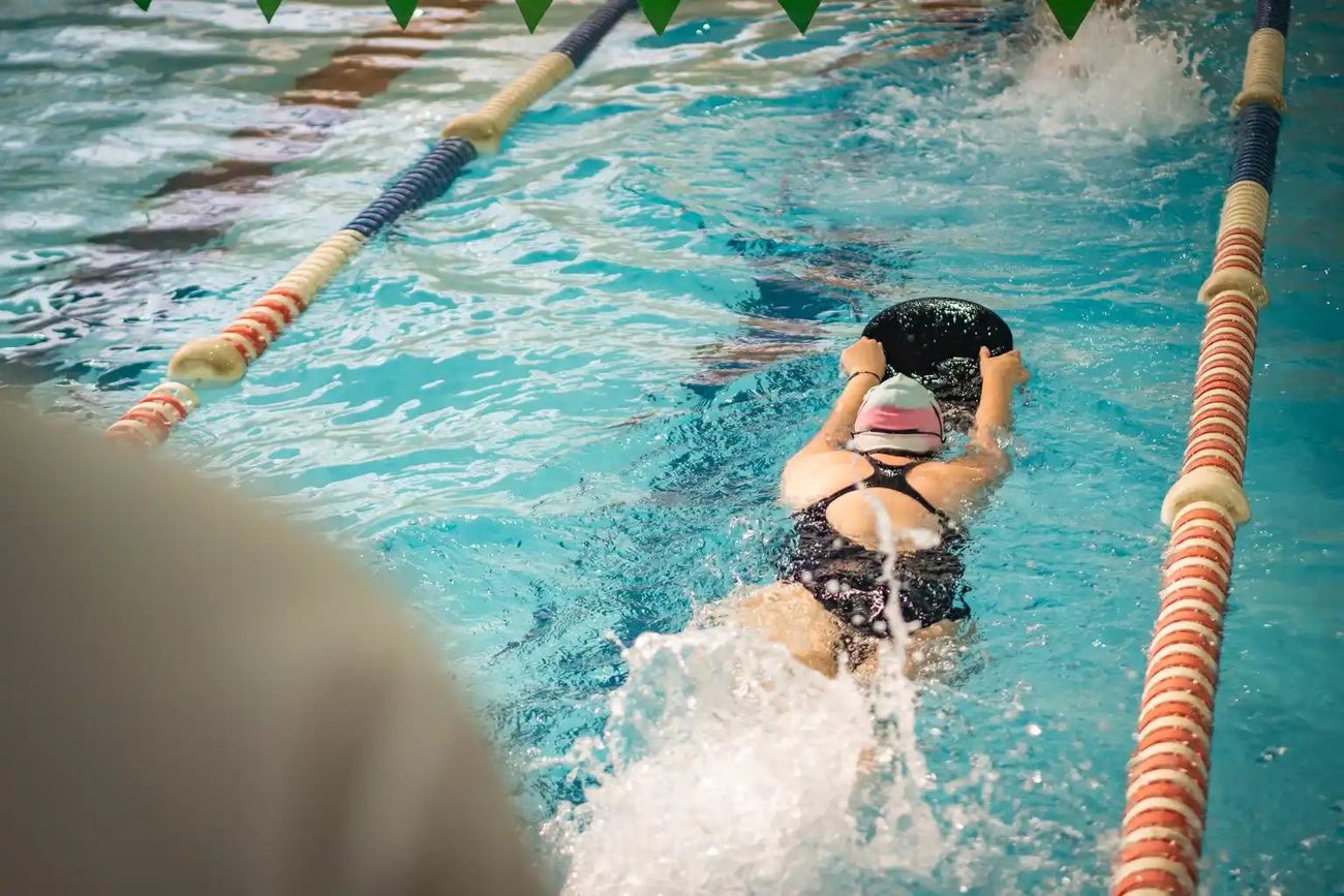 Nadadora trabajando su técnica en la piscina temperada